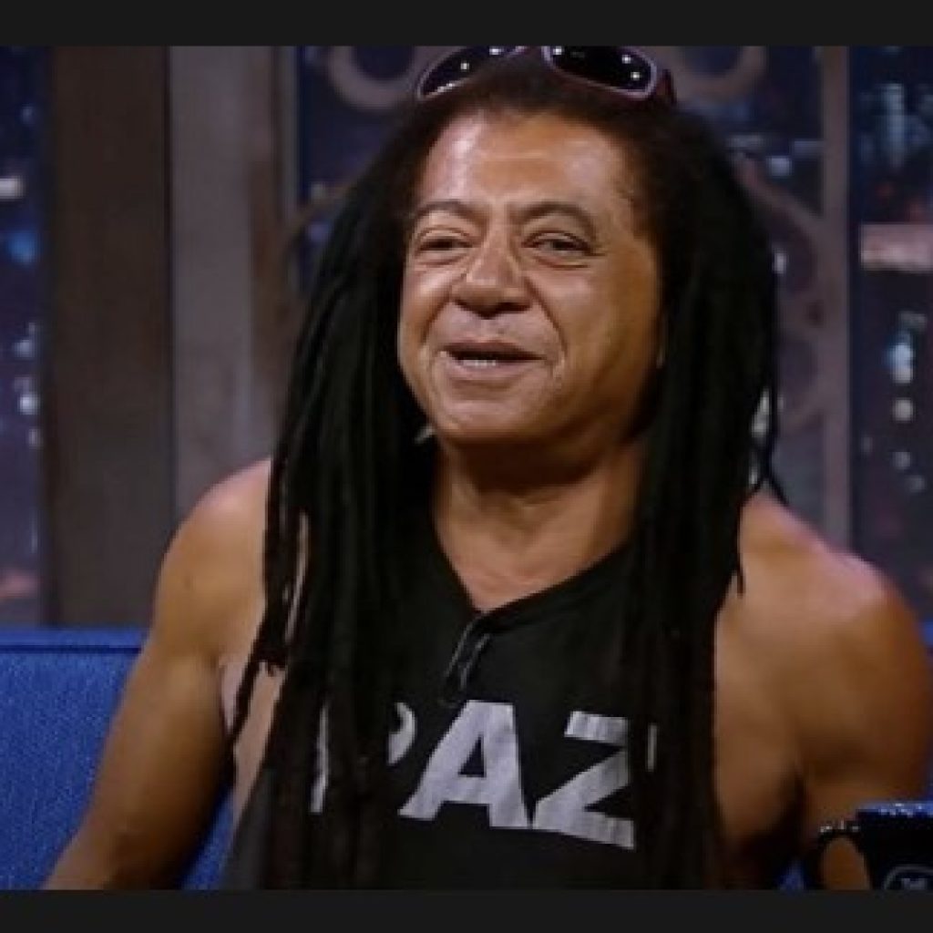 Morre aos 66 anos, humorista Gil Brother.
Away ficou nacionalmente famoso por ter participado do grupo Hermes e Renato, no fim dos anos 1990