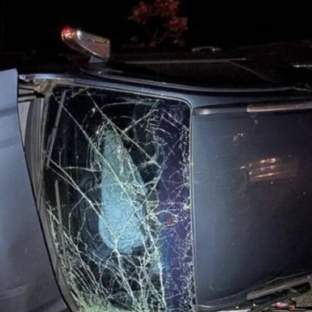 Em um dos veículos atingidos, uma mulher de 28 anos e um menino de 5 anos ficaram feridos com lesões leves. Já no outro carro, ocupado por um casal de idosos, ninguém se feriu