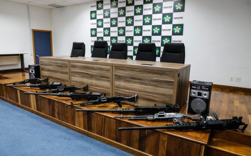 Secretário de Polícia Cívil apresenta metralhadoras apreendid