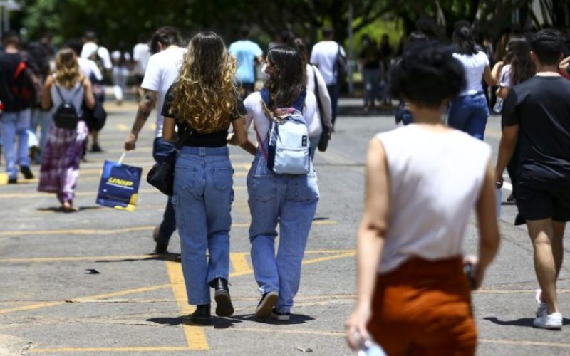 Candidatos comparecem a local de prova para a primeira etapa do Exame Nacional do Ensino Médio (Enem) 2022.