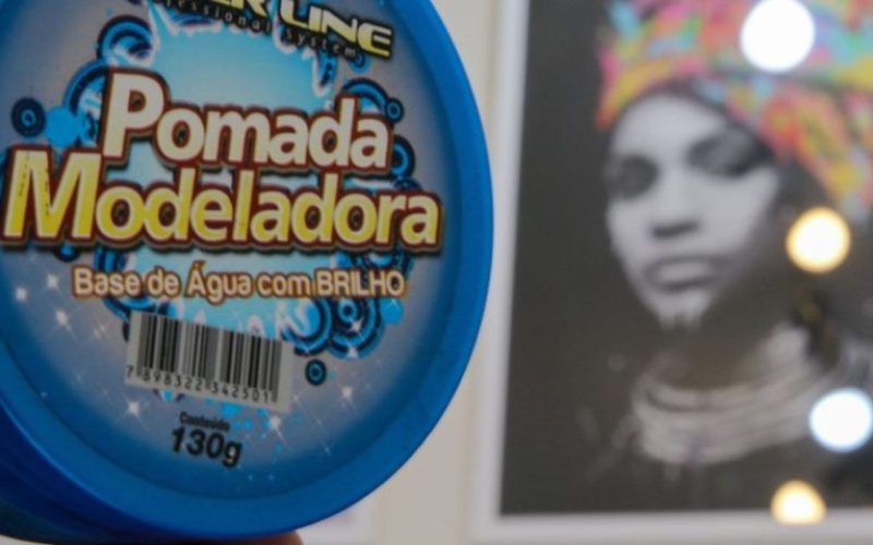 A cabelereira e trocologista Rosi Ribeiro conversa com a Agência Brasil sobre o uso de pomadas capilares e os perigos de alguns cosméticos