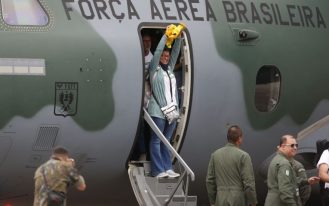 São Paulo SP 13/10/2023 Operação Voltando em Paz -  Aeronave KC-390 Millennium, pousa na Base Aerea de Guarulhos com 64 brasileiros retirados  da área de conflito em Israel .   Foto Paulo Pinto/Agencia Brasil