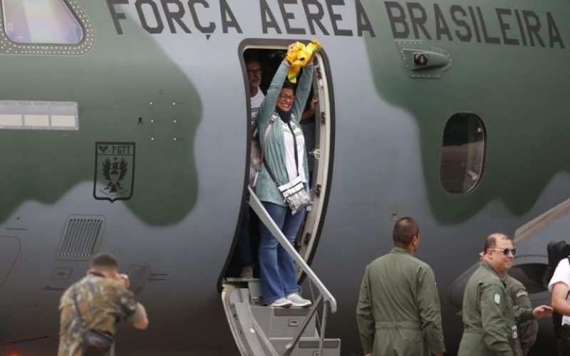 São Paulo SP 13/10/2023 Operação Voltando em Paz -  Aeronave KC-390 Millennium, pousa na Base Aerea de Guarulhos com 64 brasileiros retirados  da área de conflito em Israel .   Foto Paulo Pinto/Agencia Brasil